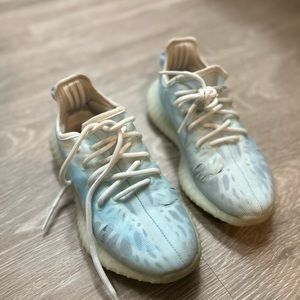 Yeezy Boost mono ice